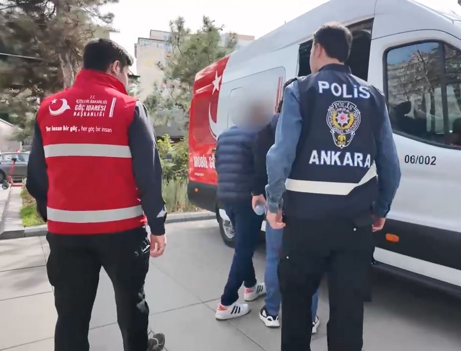 İçişleri Bakanı Ali Yerlikaya, 120 Göçmen Kaçakçılığı Organizatörünün Yakalandığını Açıkladı