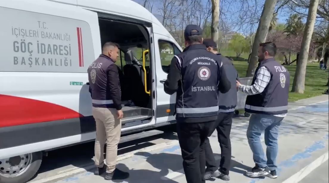 Ülke Genelinde Düzenlenen Denetimlerde 15 Göçmen Kaçakçısı, 446 Düzensiz Göçmen Yakalandı